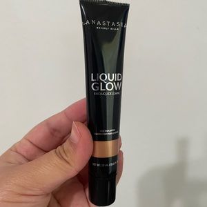 Anastasia Beverly Hills liquid glow